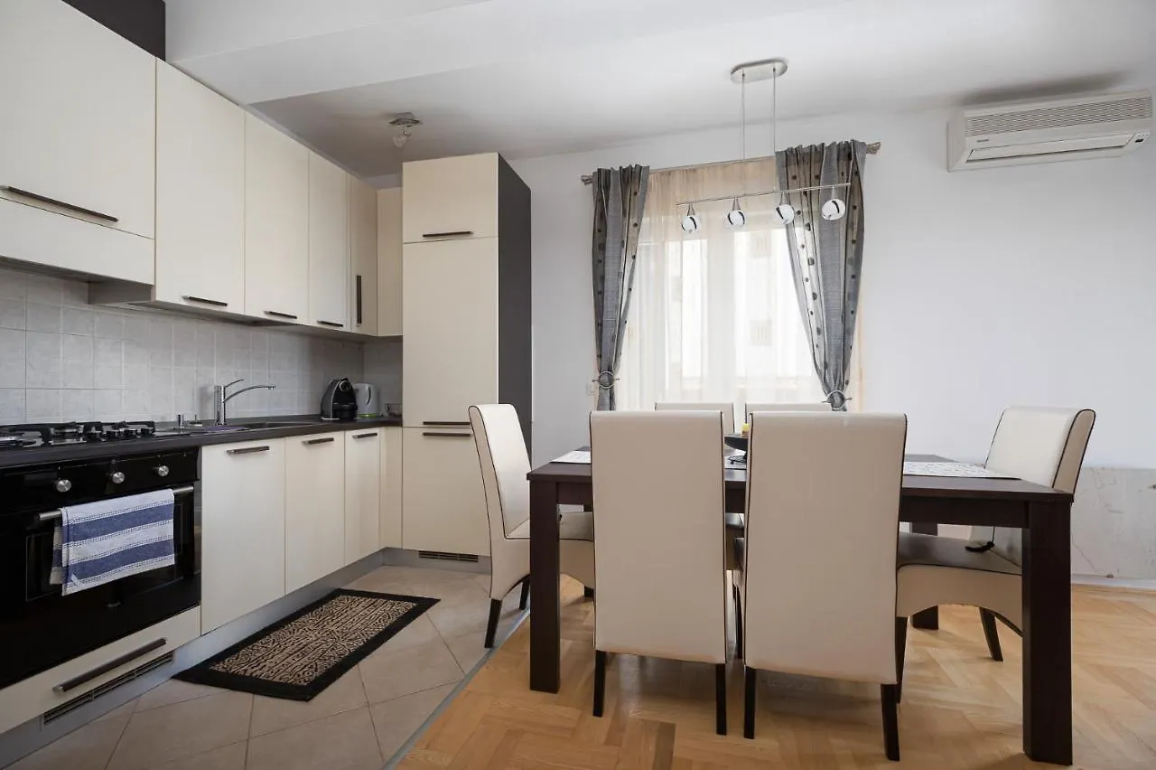 Nice Apartment Dana With Garden & Grill Poreč